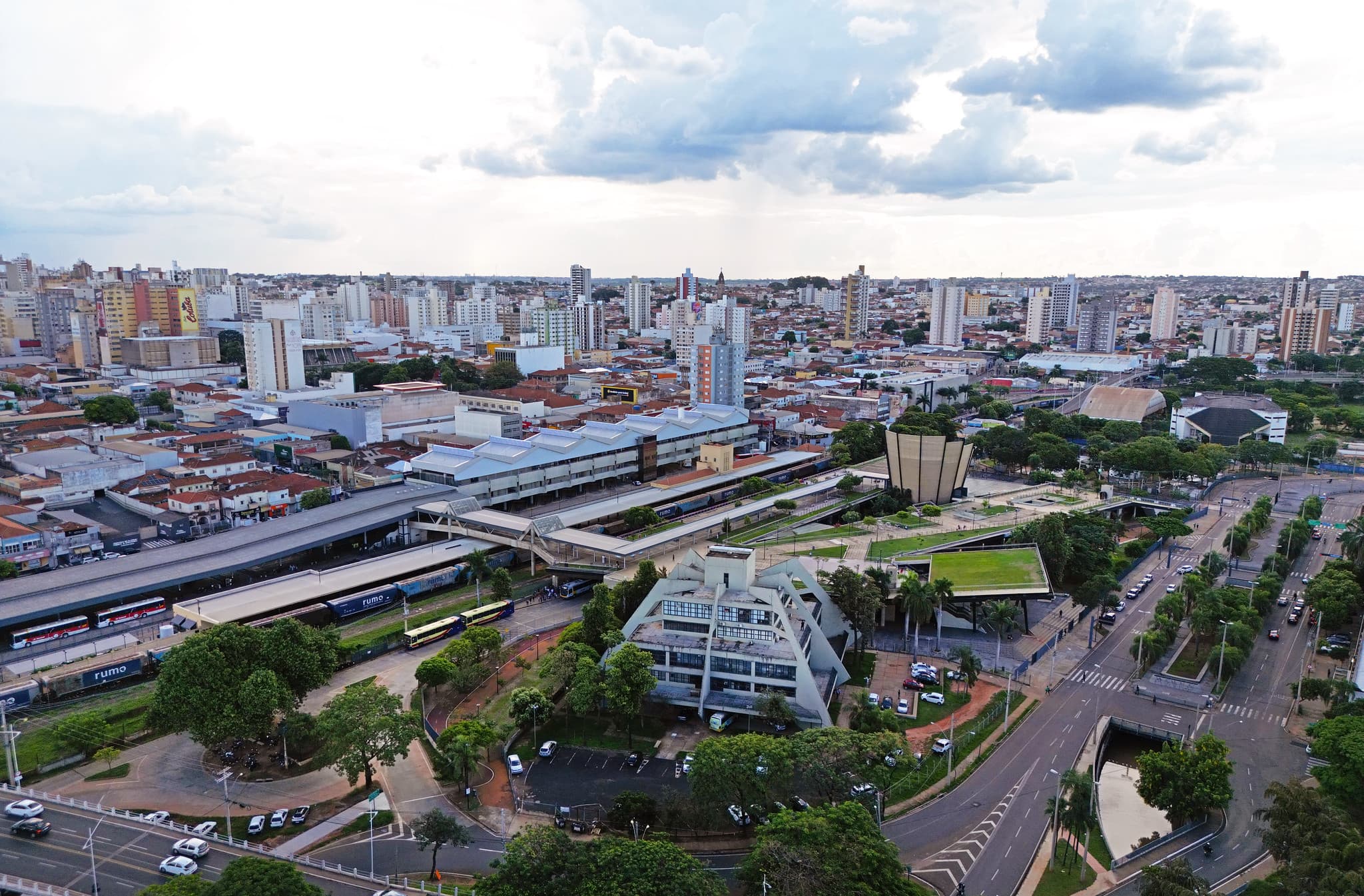Vista aérea de obras urbanas em Rio Preto